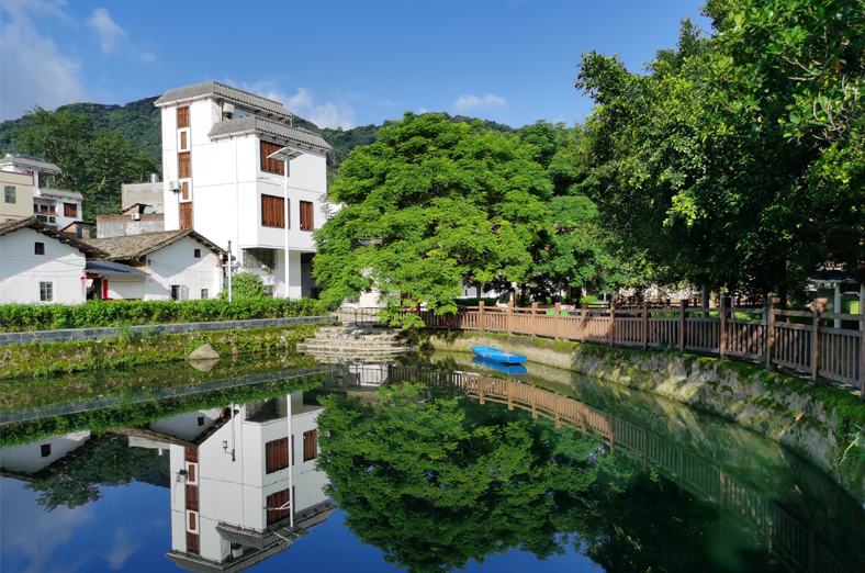 從化南平村是“中國美麗休閑鄉(xiāng)村”，水塘生態(tài)修復示范項目，通過小微水體整治工程，優(yōu)化農村人居環(huán)境，擦亮農村“顏值”，打造區(qū)域鄉(xiāng)村水塘治理的典范。
